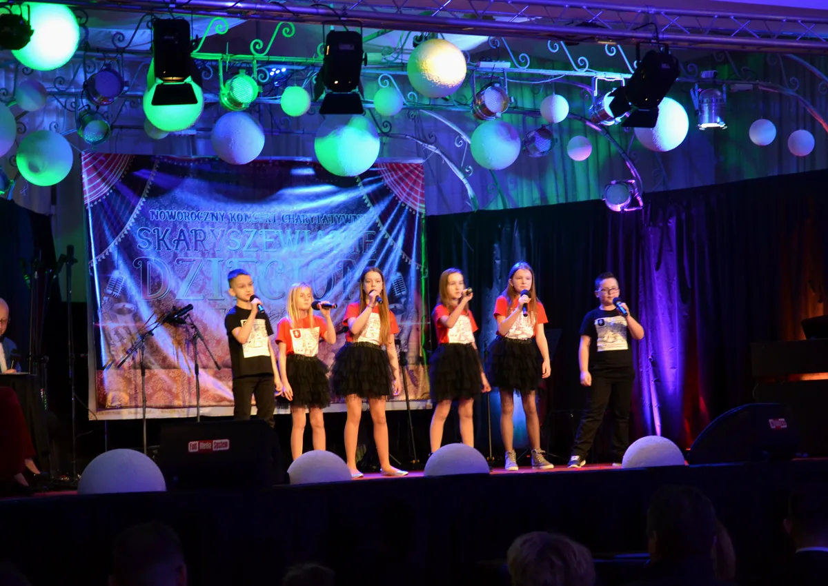 Koncert uczniów z nagłośnieniem i światłem