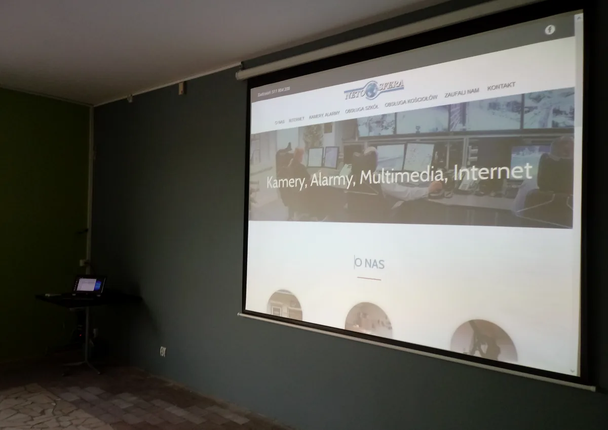 Ekran projekcyjny i system prezentacyjny