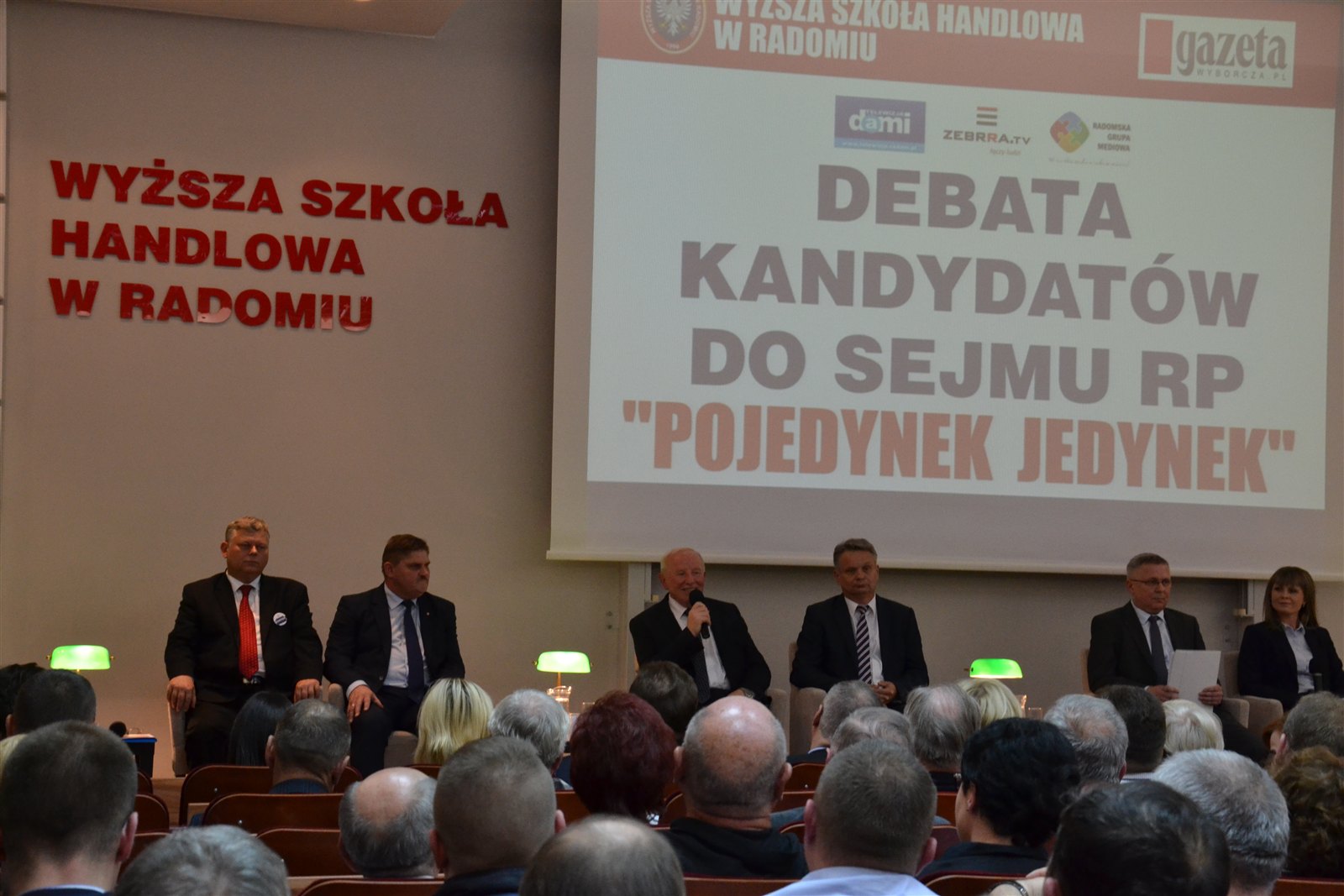 Debata z nagłośnieniem i ekranem prezentacyjnym