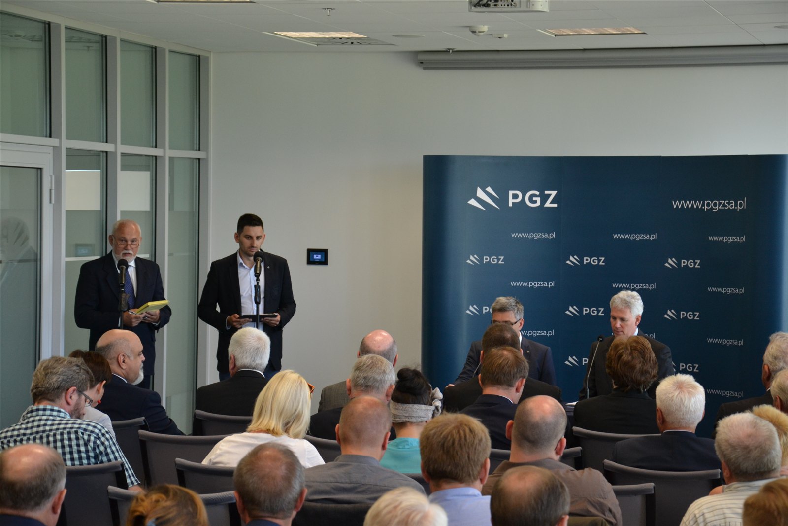 Konferencja z obsługą dźwięku i prezentacji