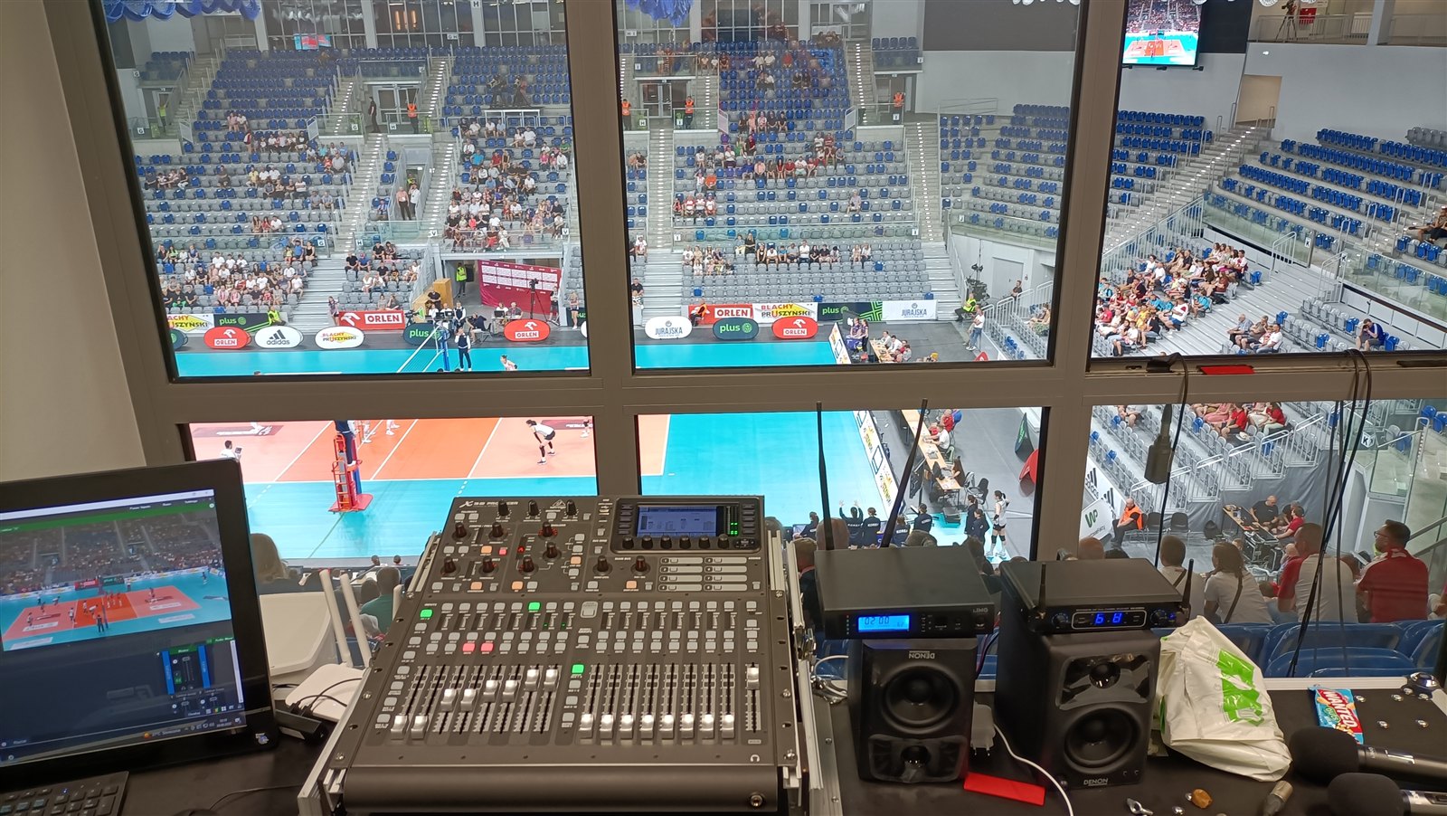Stanowisko realizacji dźwięku w hali sportowej
