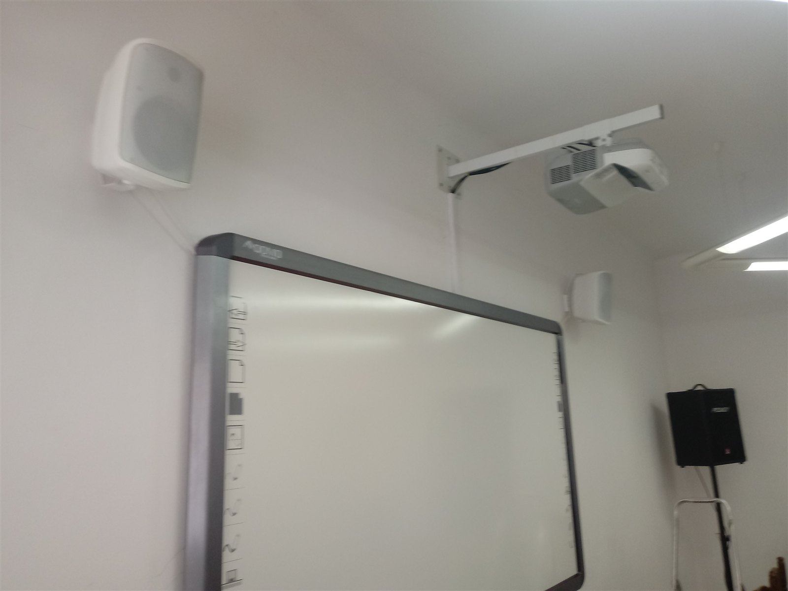 Monitor interaktywny i projektor w gotowej sali