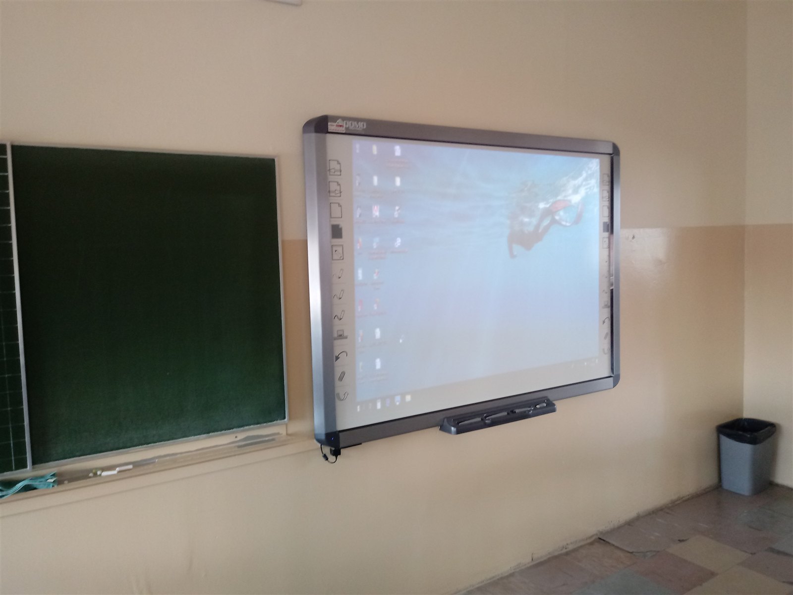 Monitor interaktywny zamontowany w sali lekcyjnej