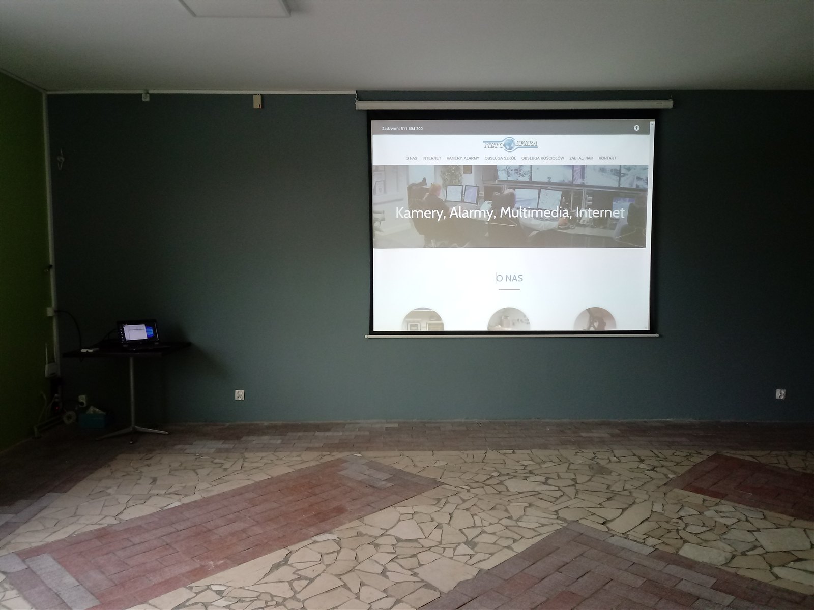 Gotowy system projekcyjny w sali szkolnej