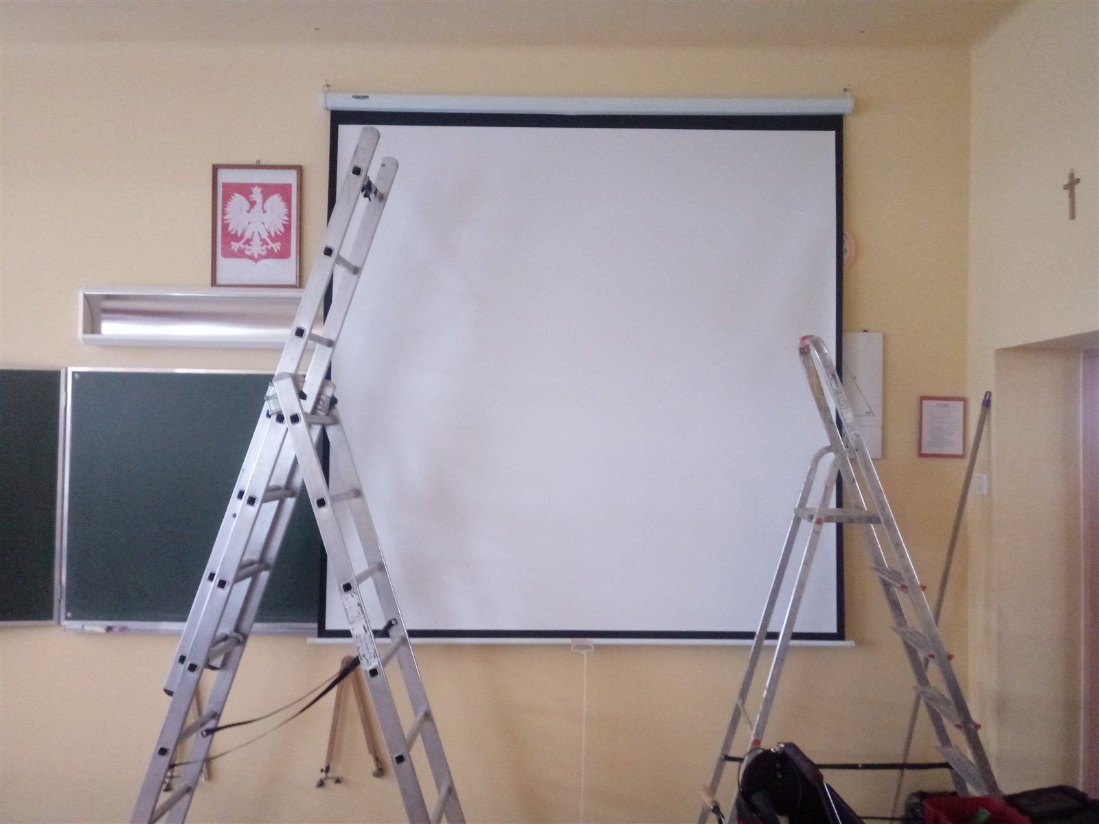 Montaż ekranu projekcyjnego w sali