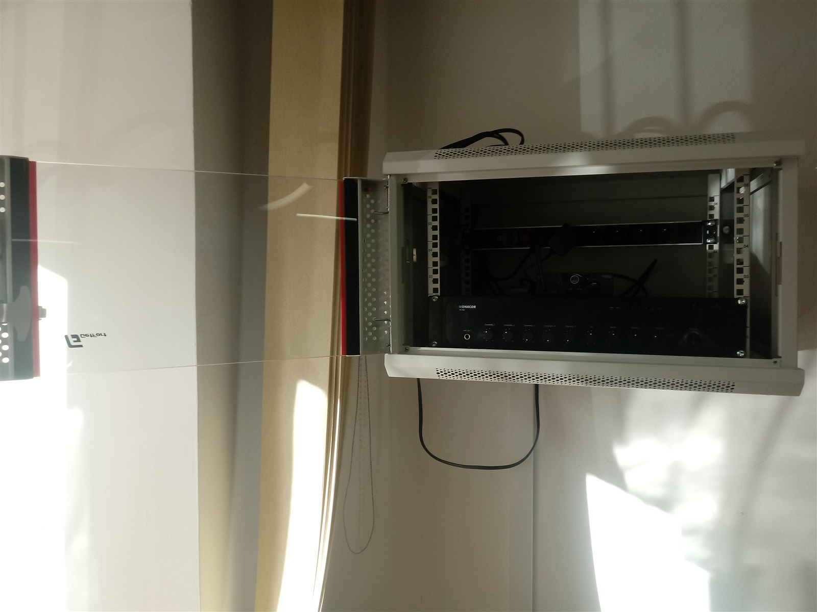 Istniejąca szafa instalacyjna przed modernizacją
