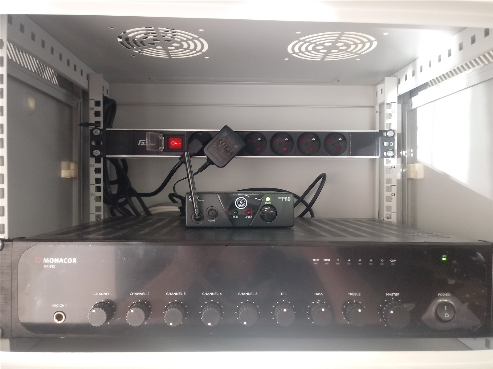 Urządzenia sterujące radiowęzła w szafie instalacyjnej