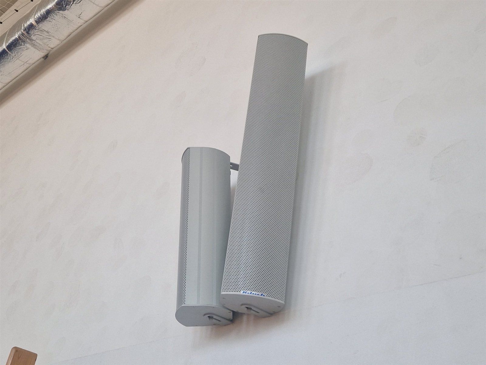 Głośniki instalacyjne w obiekcie szkolnym