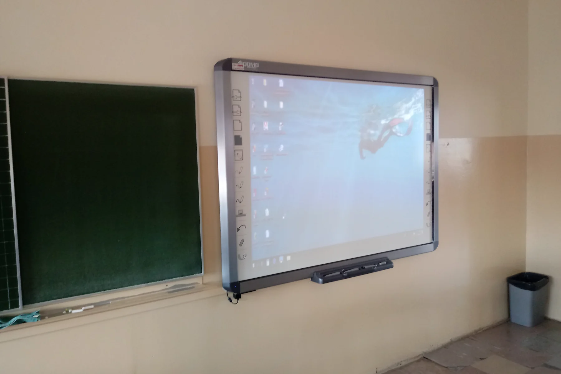 Monitory interaktywne i multimedia — realizacja Full Media System