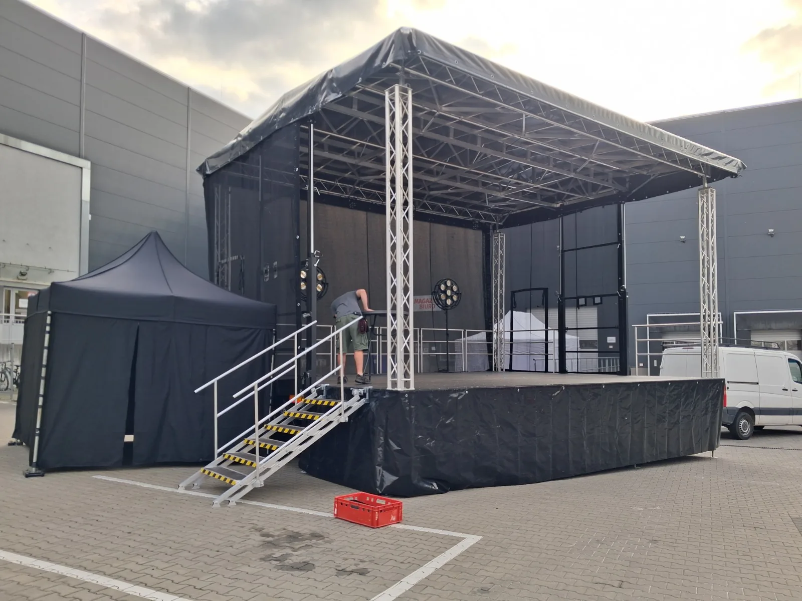 Czarna scena mobilna Alspaw M48 Plus w pełnym widoku