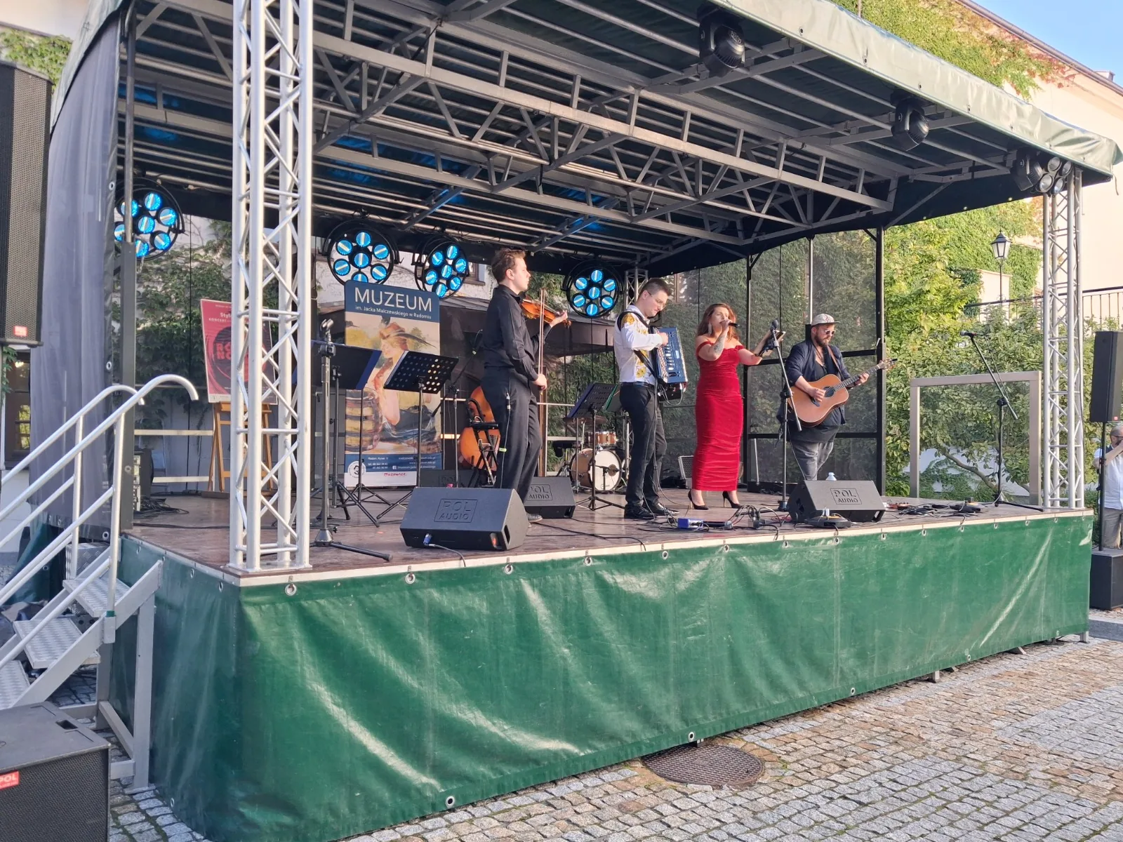 Wynajem scen Radom — zielona scena mobilna Alspaw M45